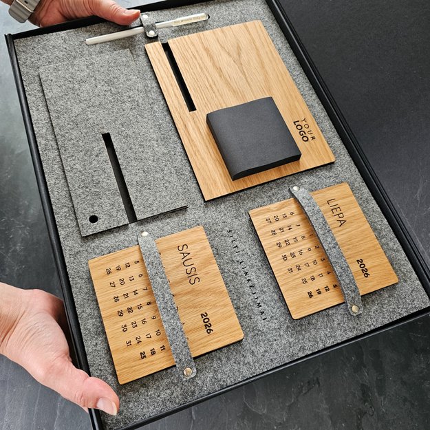 Verslo dovana „Medinis 2026 m. kalendorius – stovelis užrašams“ 1