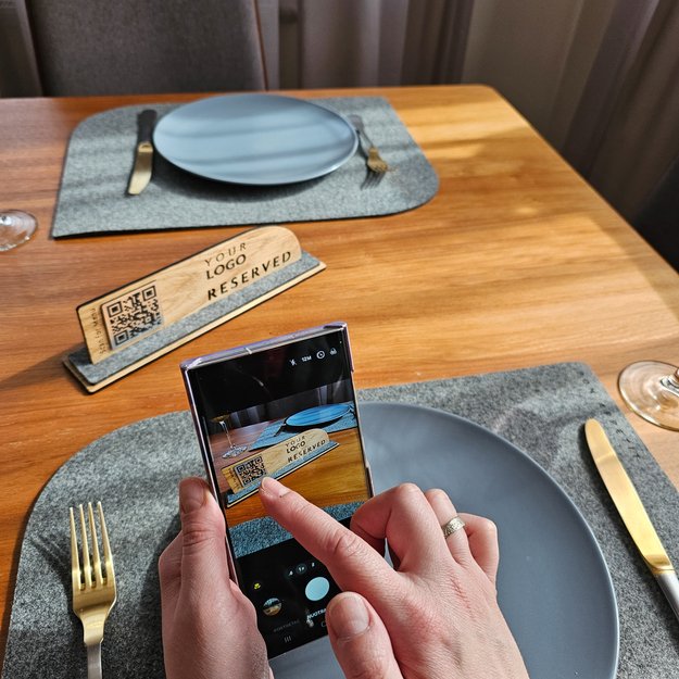 Medinis stalo stovelis su QR kodu. Nr. 11 11