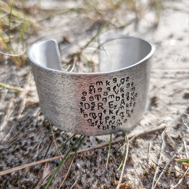 Apyrankė iš kolekcijos "Jausmų chaosas": raidžių apskritimas 1