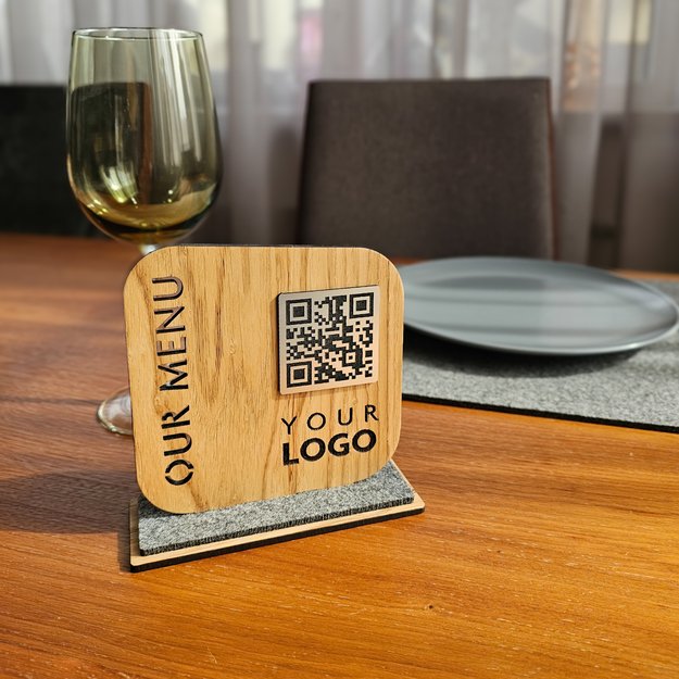Medinis stalo stovelis su QR kodu. Nr. 10 15
