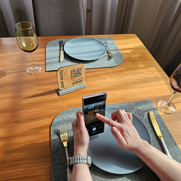 Medinis stalo stovelis su QR kodu. Nr. 10 16