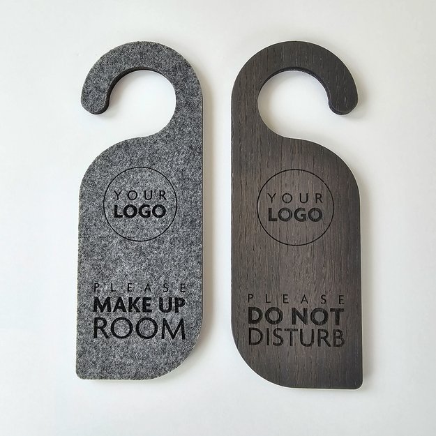 Dvipusis durų pakabukas (užapvalintais kampais) iš medžio ir veltinio. Nr. 2 5