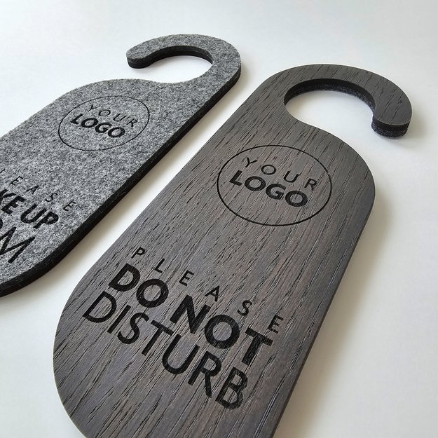 Dvipusis durų pakabukas (užapvalintais kampais) iš medžio ir veltinio. Nr. 2 6