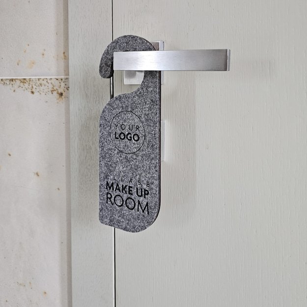 Dvipusis durų pakabukas (užapvalintais kampais) iš medžio ir veltinio. Nr. 2 3