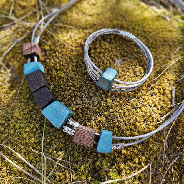 Smulkių mėlynų ir rudų karolių reguliuojamo ilgio kaklo papuošalas iš medžio ir odos 6