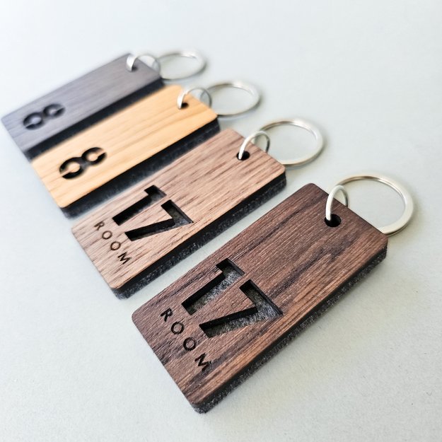 Raktų pakabukas viešbučiams iš medžio ir veltinio. Nr. 1