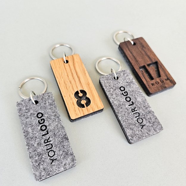 Raktų pakabukas viešbučiams iš medžio ir veltinio. Nr. 1 11