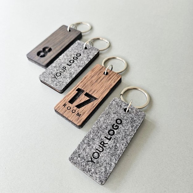 Raktų pakabukas viešbučiams iš medžio ir veltinio. Nr. 1 2