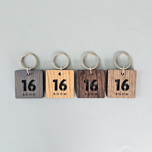 Raktų pakabukas viešbučiams iš medžio ir veltinio. Nr. 2 3