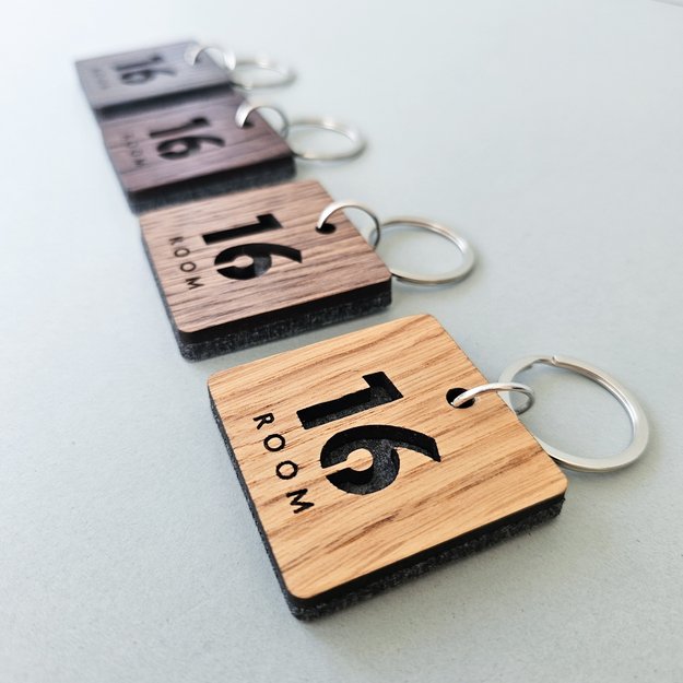 Raktų pakabukas viešbučiams iš medžio ir veltinio. Nr. 2 1