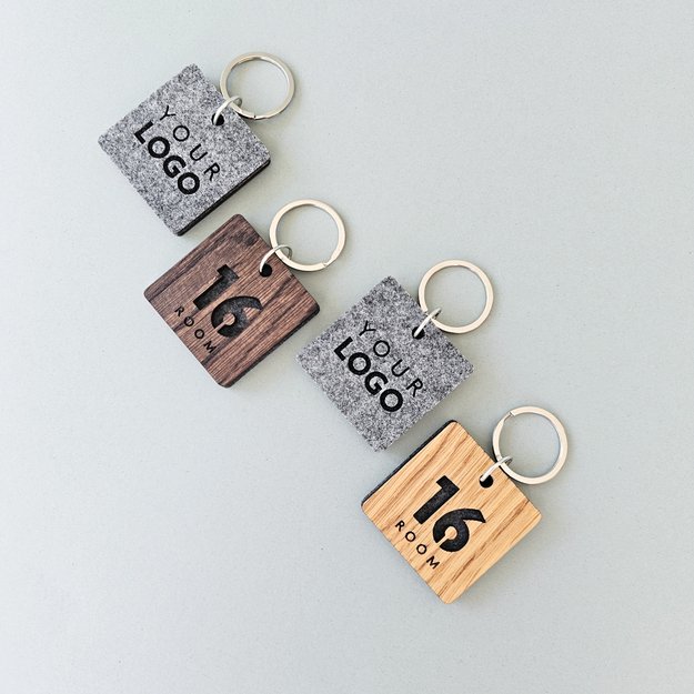 Raktų pakabukas viešbučiams iš medžio ir veltinio. Nr. 2 2