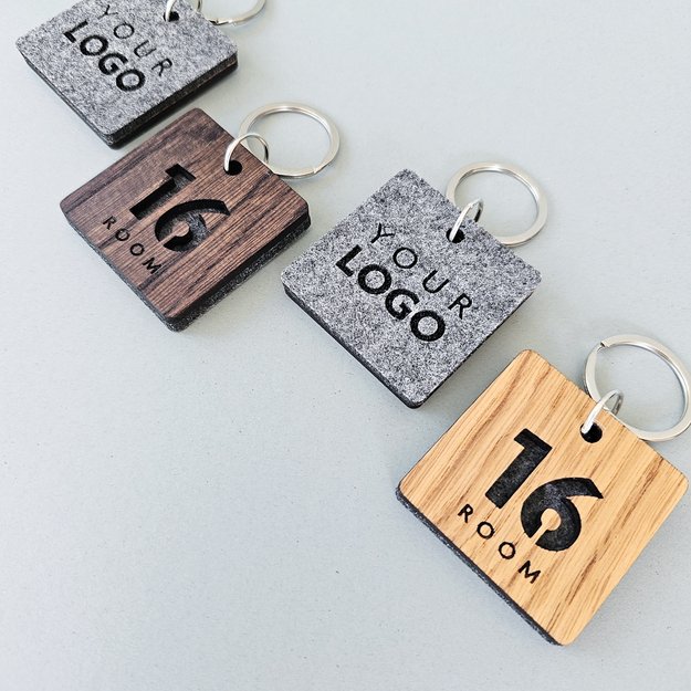 Raktų pakabukas viešbučiams iš medžio ir veltinio. Nr. 2 10