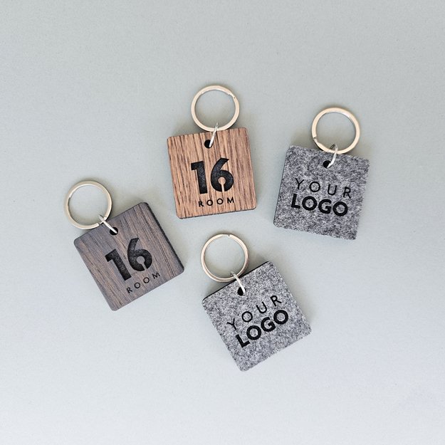 Raktų pakabukas viešbučiams iš medžio ir veltinio. Nr. 2 9