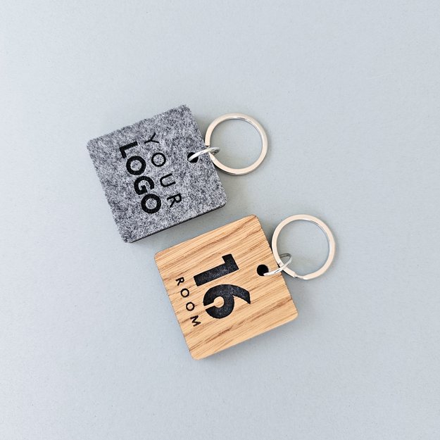 Raktų pakabukas viešbučiams iš medžio ir veltinio. Nr. 2 4