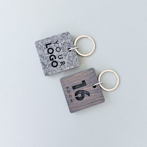 Raktų pakabukas viešbučiams iš medžio ir veltinio. Nr. 2 7