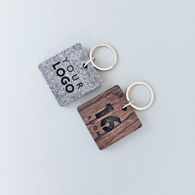 Raktų pakabukas viešbučiams iš medžio ir veltinio. Nr. 2 6