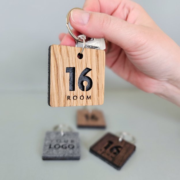 Raktų pakabukas viešbučiams iš medžio ir veltinio. Nr. 2
