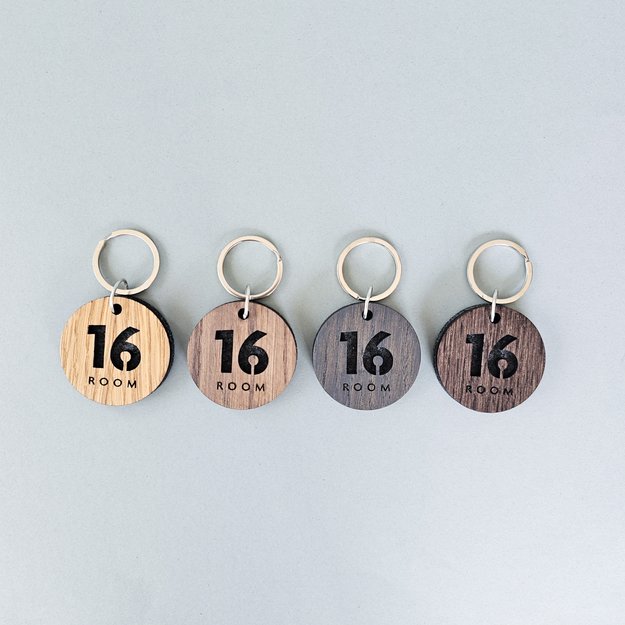 Raktų pakabukas viešbučiams iš medžio ir veltinio. Nr. 3 3