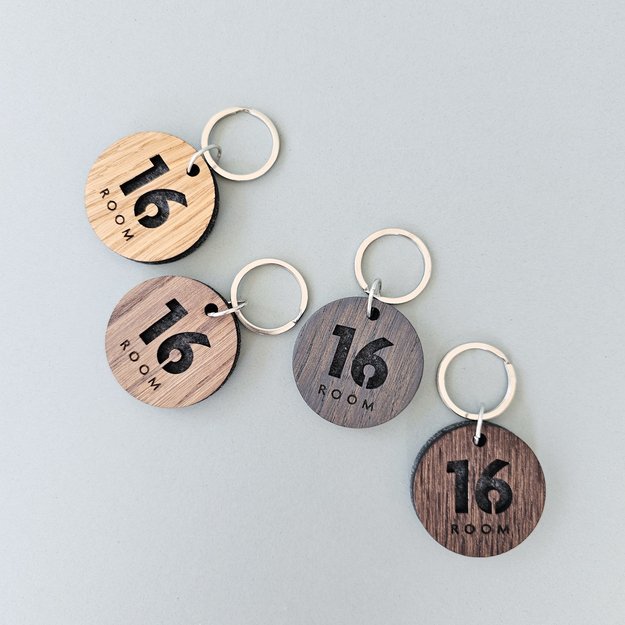 Raktų pakabukas viešbučiams iš medžio ir veltinio. Nr. 3 12