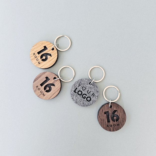 Raktų pakabukas viešbučiams iš medžio ir veltinio. Nr. 3 4