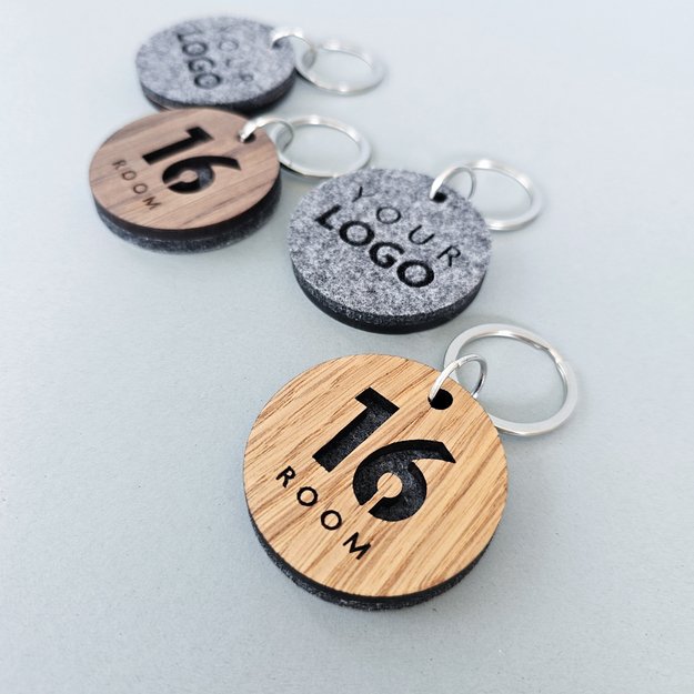 Raktų pakabukas viešbučiams iš medžio ir veltinio. Nr. 3