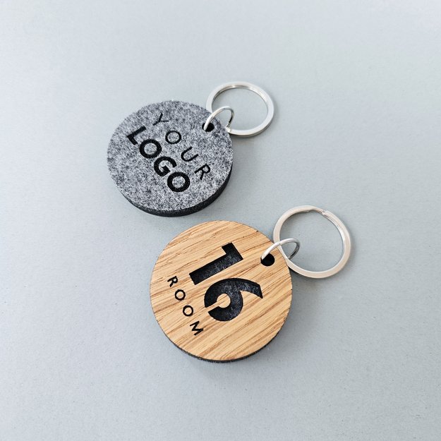Raktų pakabukas viešbučiams iš medžio ir veltinio. Nr. 3 6