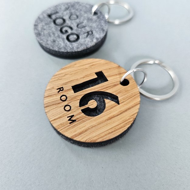 Raktų pakabukas viešbučiams iš medžio ir veltinio. Nr. 3 5