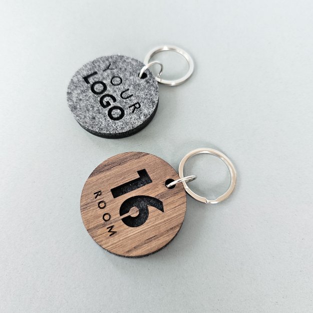 Raktų pakabukas viešbučiams iš medžio ir veltinio. Nr. 3 7