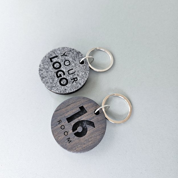 Raktų pakabukas viešbučiams iš medžio ir veltinio. Nr. 3 9