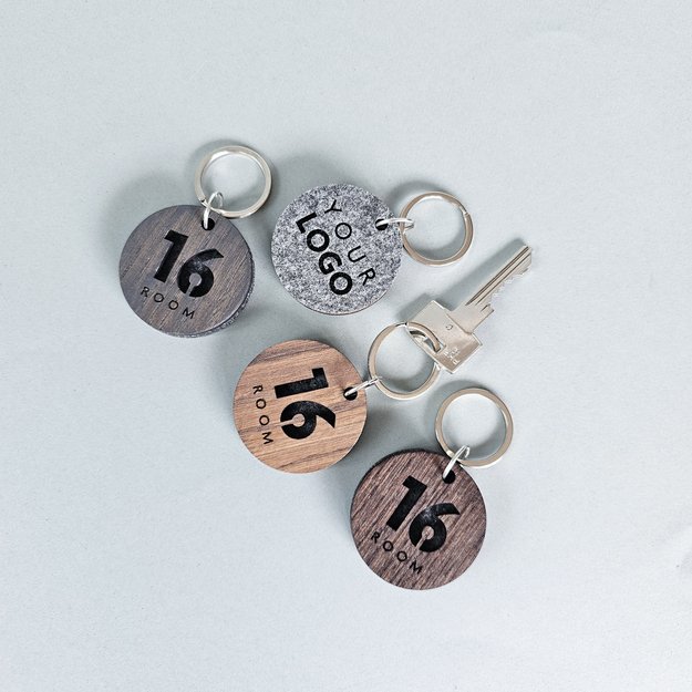 Raktų pakabukas viešbučiams iš medžio ir veltinio. Nr. 3 13