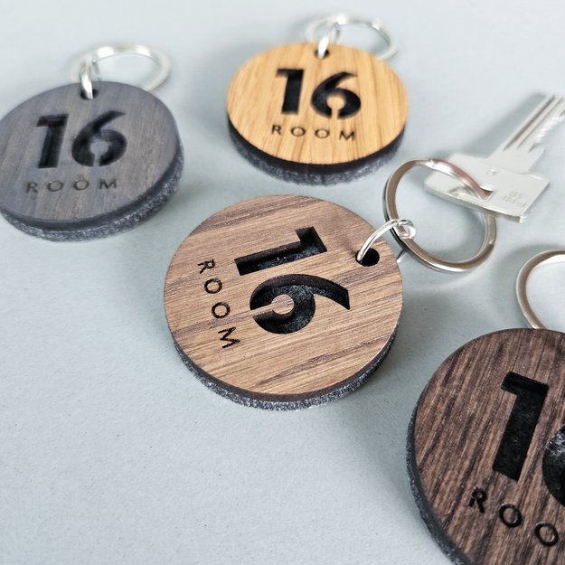 Raktų pakabukas viešbučiams iš medžio ir veltinio. Nr. 3 11