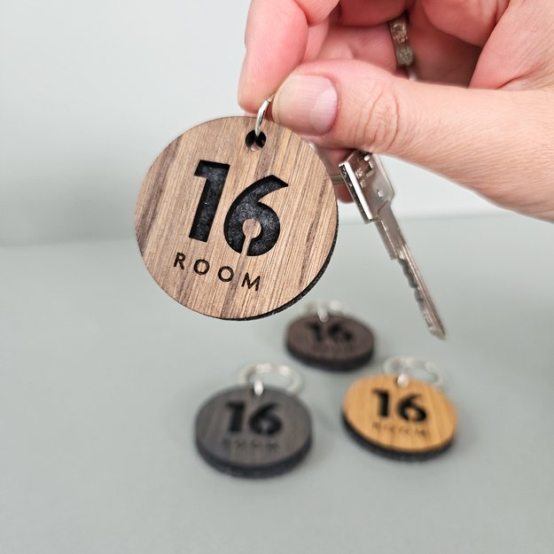 Raktų pakabukas viešbučiams iš medžio ir veltinio. Nr. 3 1