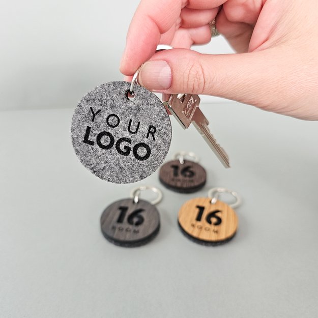 Raktų pakabukas viešbučiams iš medžio ir veltinio. Nr. 3 2