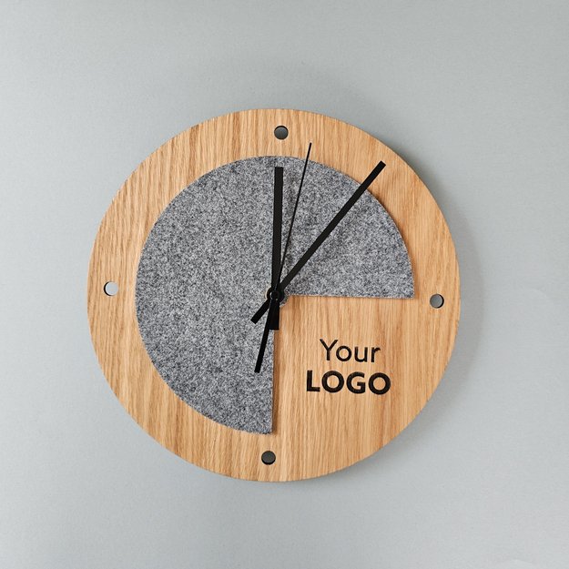 Verslo dovana „Laikrodis su logotipu iš medžio bei veltinio. Nr. 2“ 2