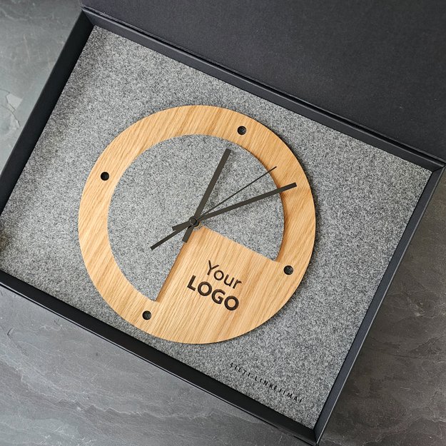 Verslo dovana „Laikrodis su logotipu iš medžio bei veltinio. Nr. 2“