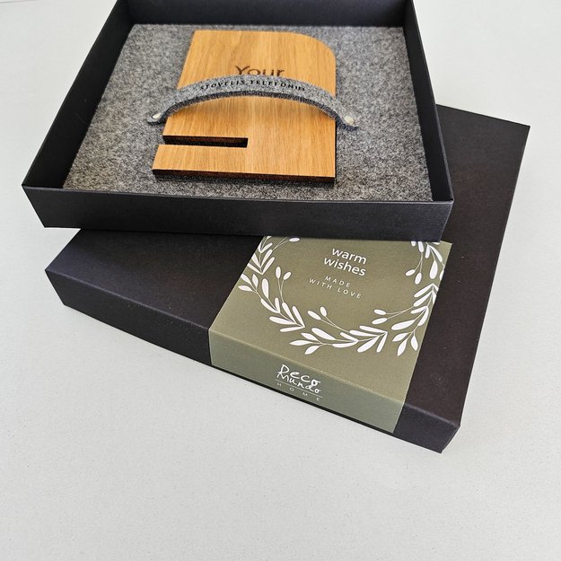 Stilingas medinis stovelis telefonui su Jūsų įmonės logotipu – elegantiška verslo dovana 5