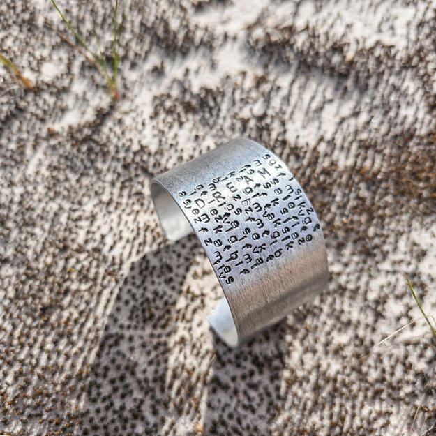 Apyrankė iš kolekcijos "Jausmų chaosas": raidžių stačiakampis DREAM 4