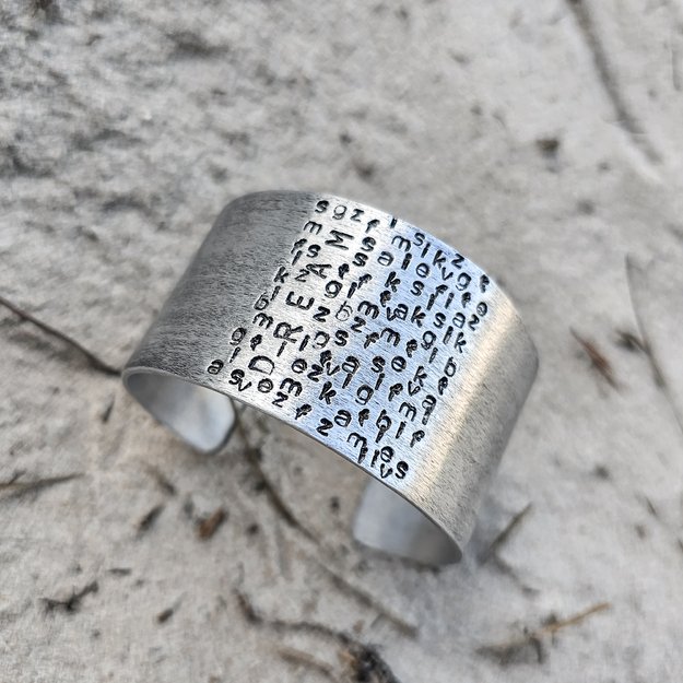 Apyrankė iš kolekcijos "Jausmų chaosas": raidžių stačiakampis DREAM