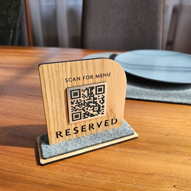 Medinis stalo stovelis su QR kodu. Nr. 12 15