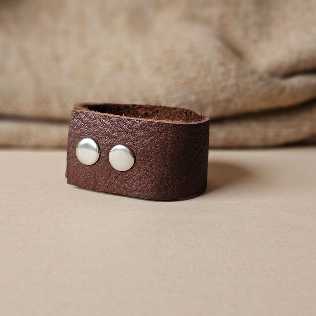 Dark brown leather bracelet "abi tuam viam". L-XL size