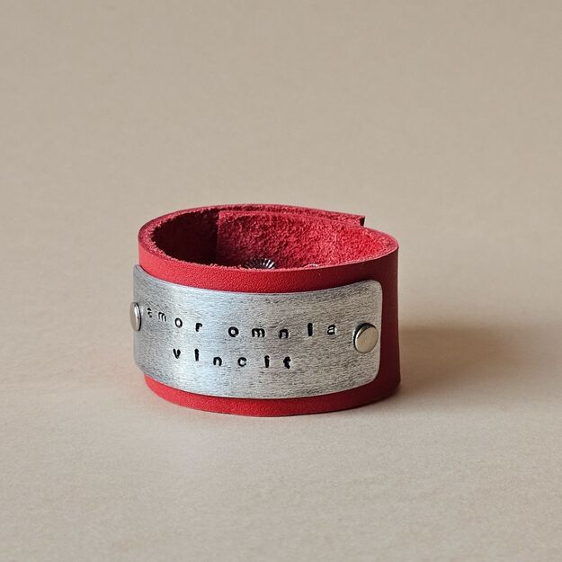 Red leather bracelet "amor omnia vincit". S size