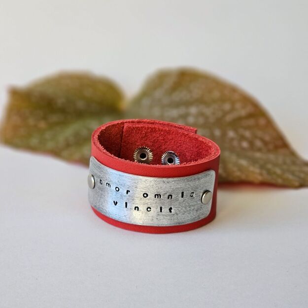 Red leather bracelet "amor omnia vincit". S size