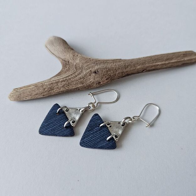 Maži mėlyni trikampiai - mediniai auskarai
