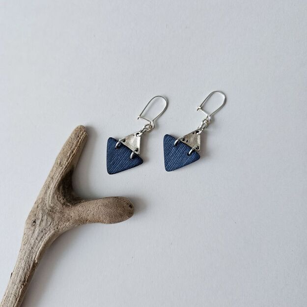 Maži mėlyni trikampiai - mediniai auskarai