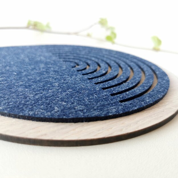 "Disco" mėlynas padėkliukas arbatiniui iš medžio ir veltinio (19x19 cm), 1 vnt.