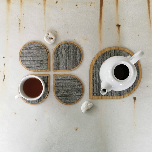 Pilki padėkliukai iš akmens bei medžio „Dryžuoti“ arbatos/kavos puodeliams. 4 vnt.