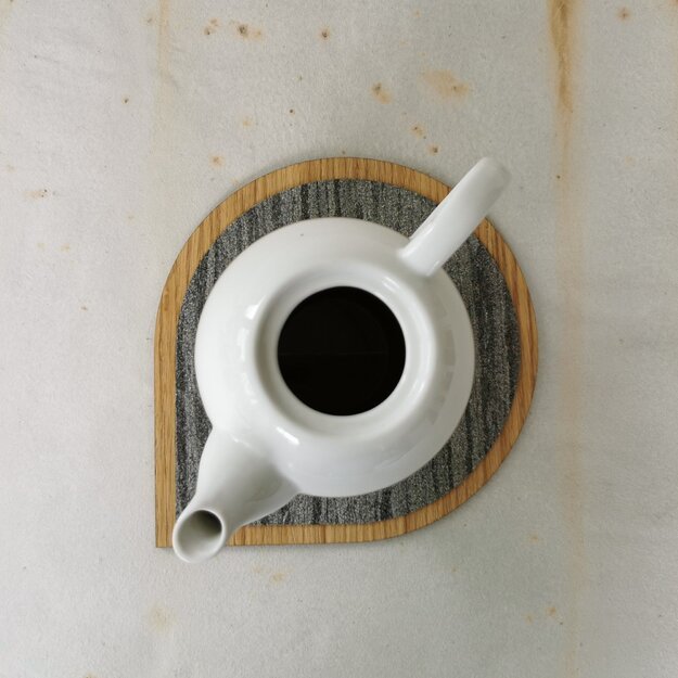 Pilki padėkliukai iš akmens bei medžio „Dryžuoti“ arbatos/kavos puodeliams. 4 vnt.