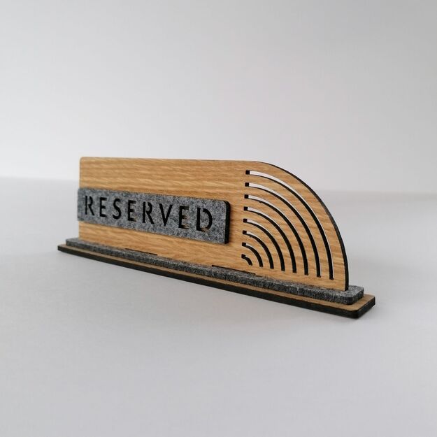 Stalo rezervacijos kortelė "Disco" iš medžio ir veltinio