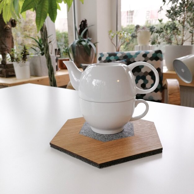 Korio formos padėkliukas arbatiniui iš medžio ir filco (19x21,7 cm)