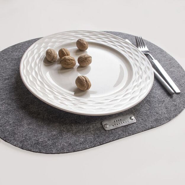 Grey felt oval shape table placemats "Skanaus! / Gero apetito!". Set of 2